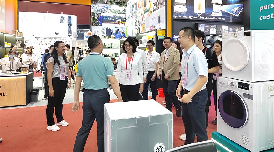 廣交會(huì)迎來(lái)大咖！江門(mén)市市長(zhǎng)親臨金環(huán)電器展位參觀(guān)交流